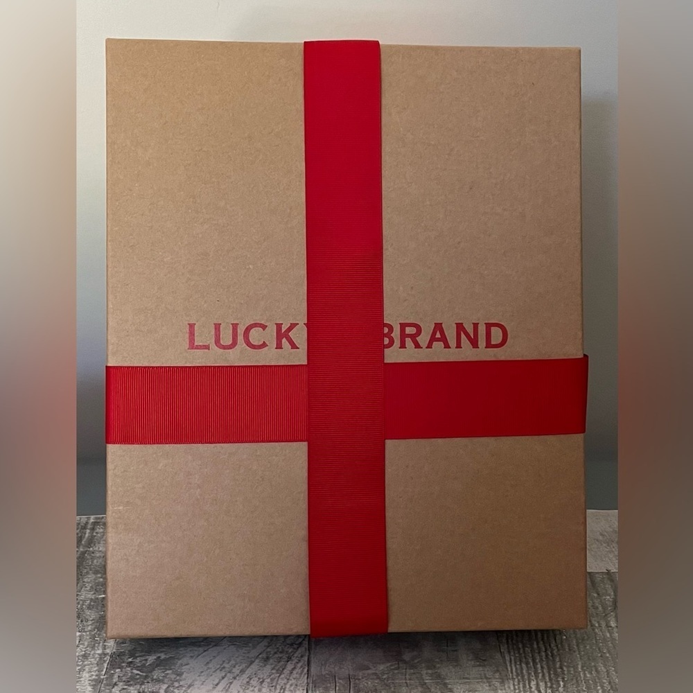 Lucky Brand Hat and Scarf Boxed Set - Picture 2 of 4